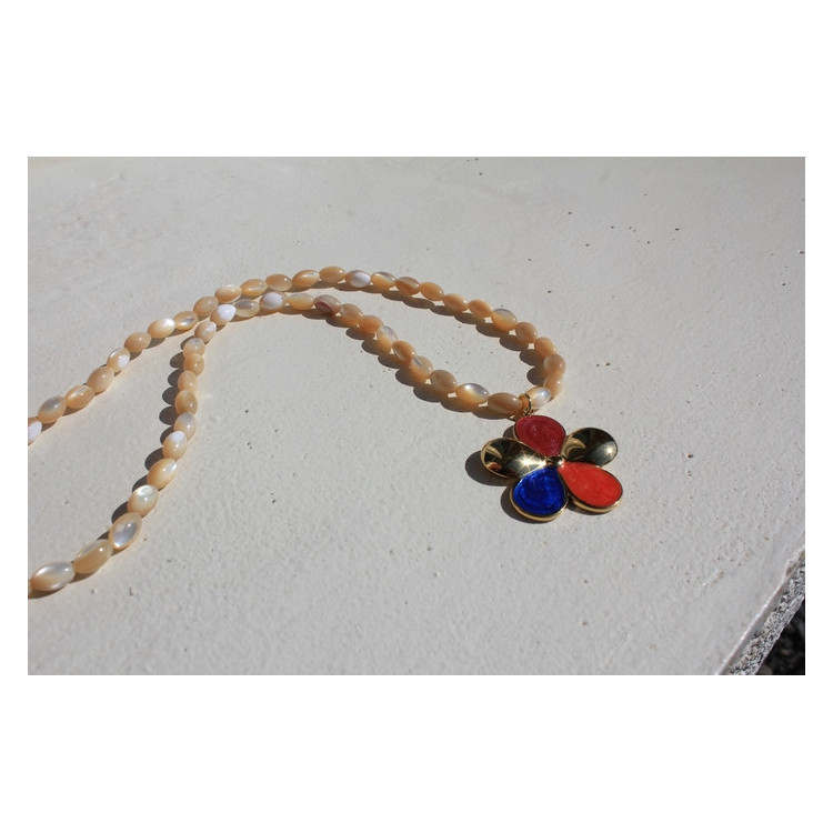 Collier Fleur nacre
