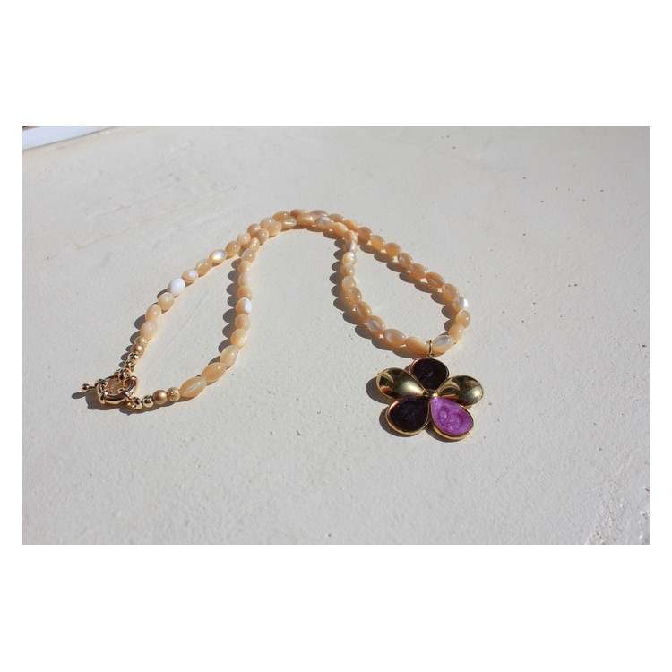 Collier Fleur nacre